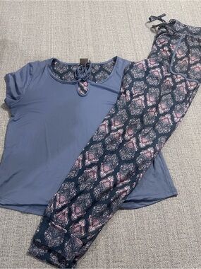 Ink & Ivy Blue Short Sleeve Top with Pink Paisley Pants. Size M